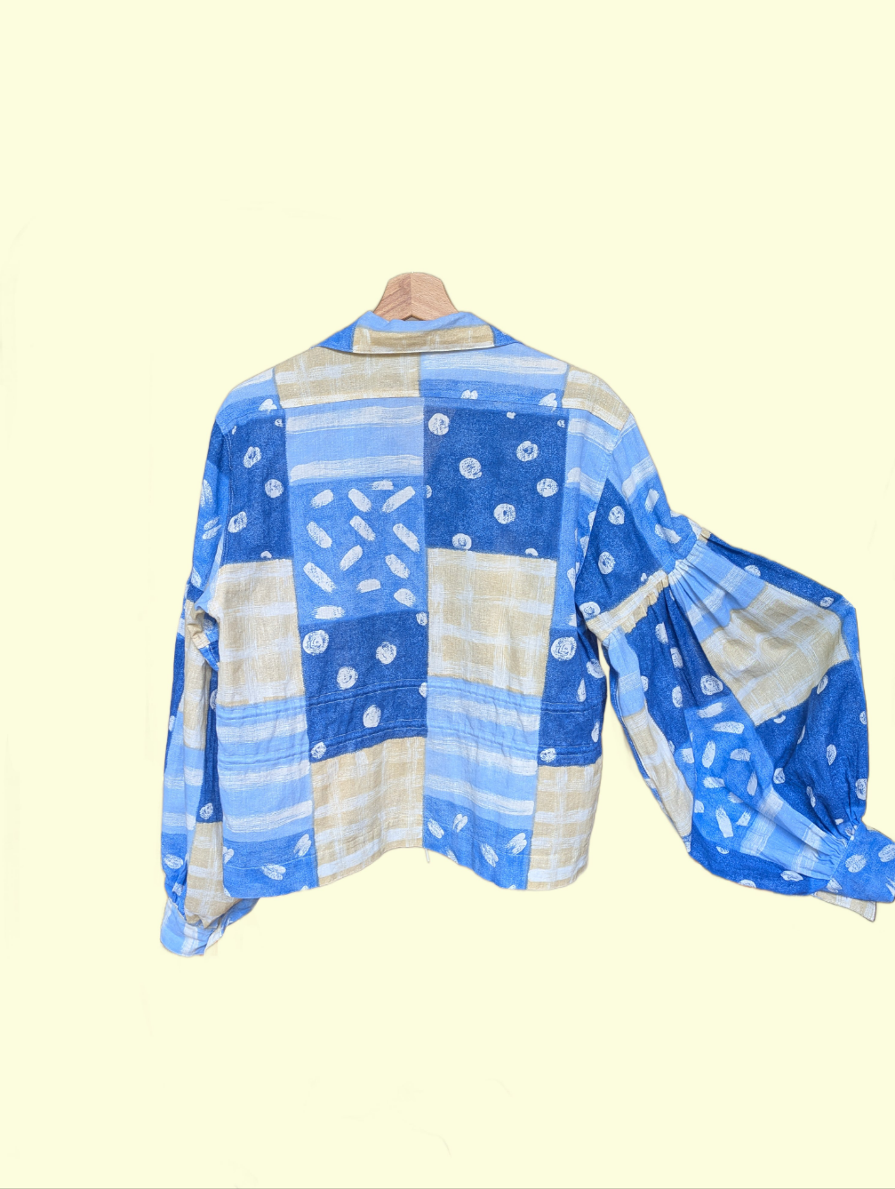Chemise à manches ballon à carrés bleus et beiges