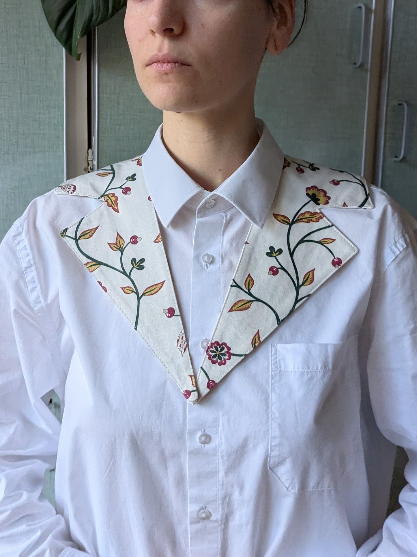 Col blazer à fleurs