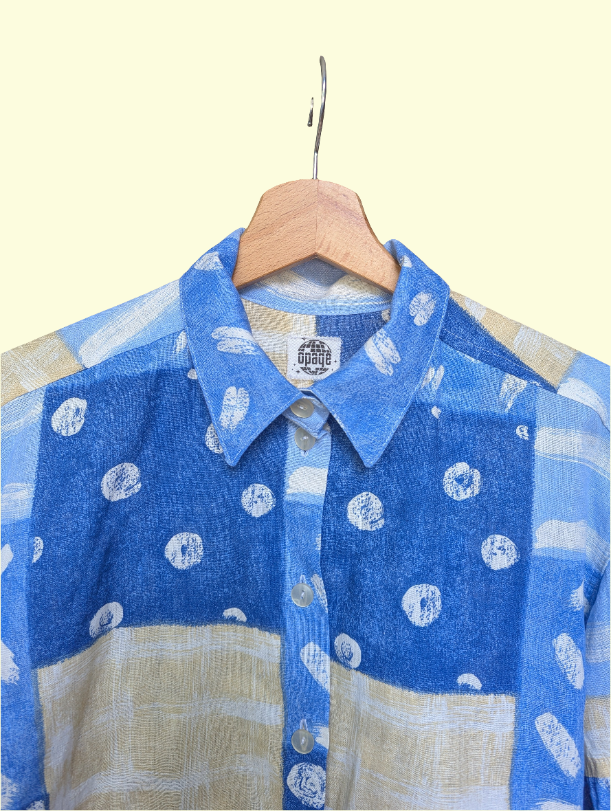 Chemise à manches ballon à carrés bleus et beiges