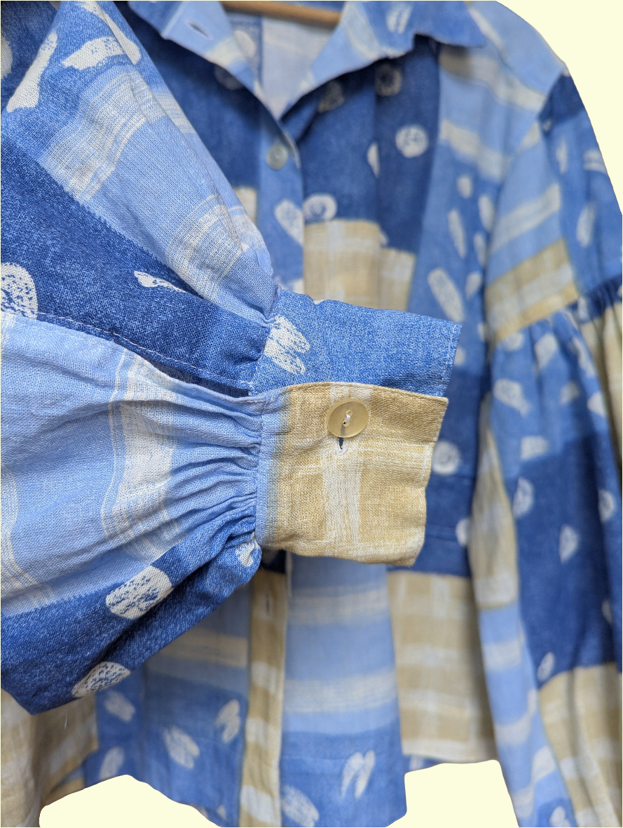 Chemise à manches ballon à carrés bleus et beiges